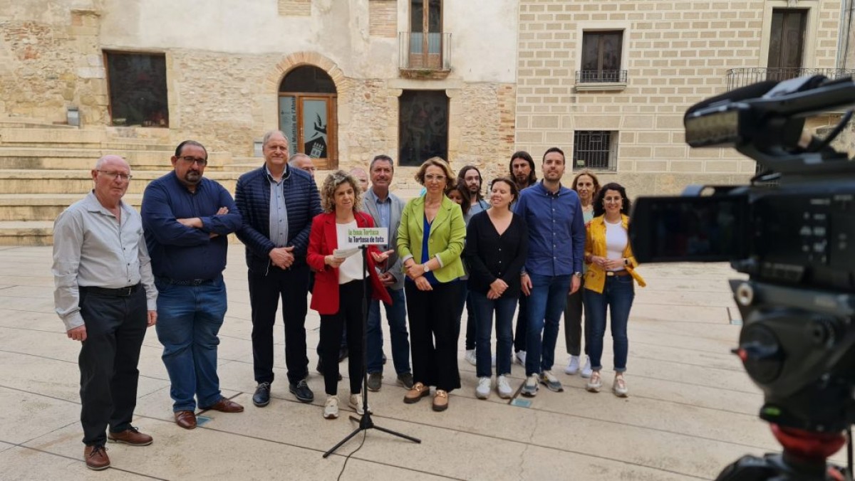 Roda de premsa de Junts per Tortosa a la Plaça de l'absis de la Catedral 