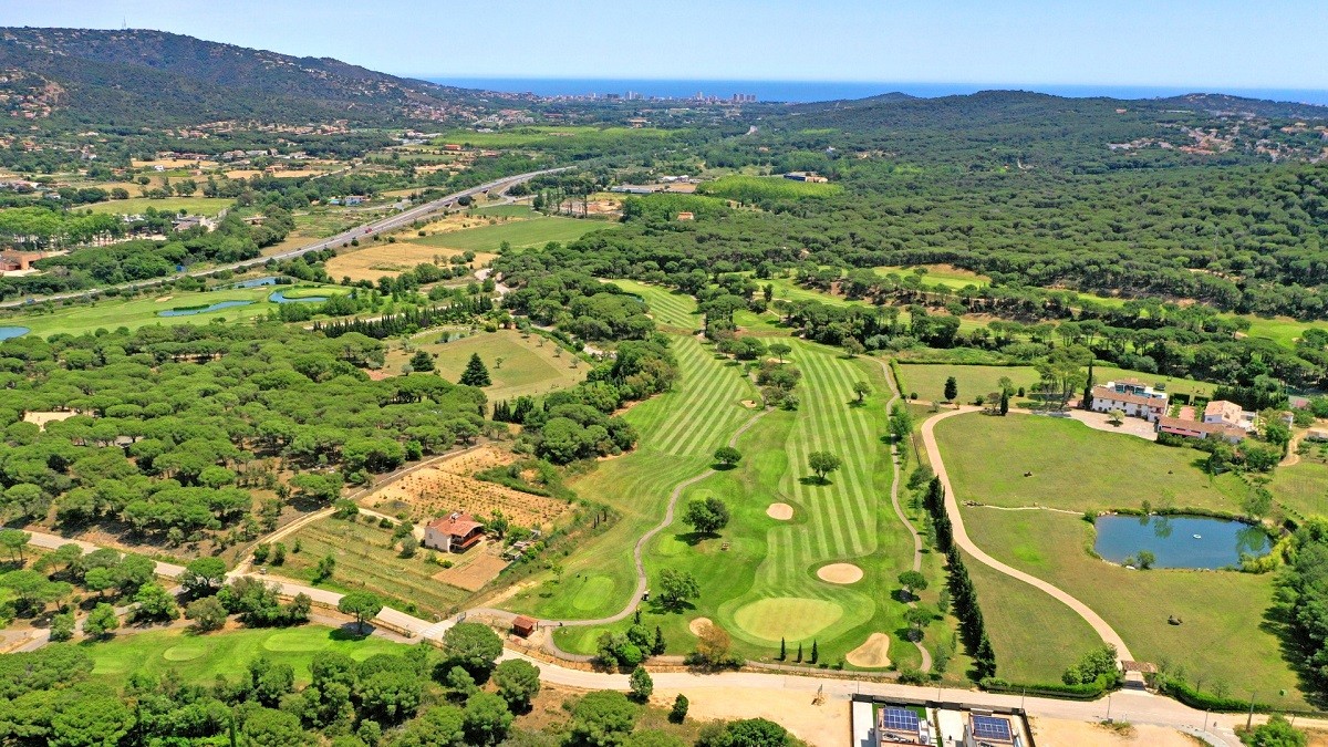 Vista aèria del club de golf i la urbanització que es presenta a les eleccions municipals a Santa Cristina d'Aro