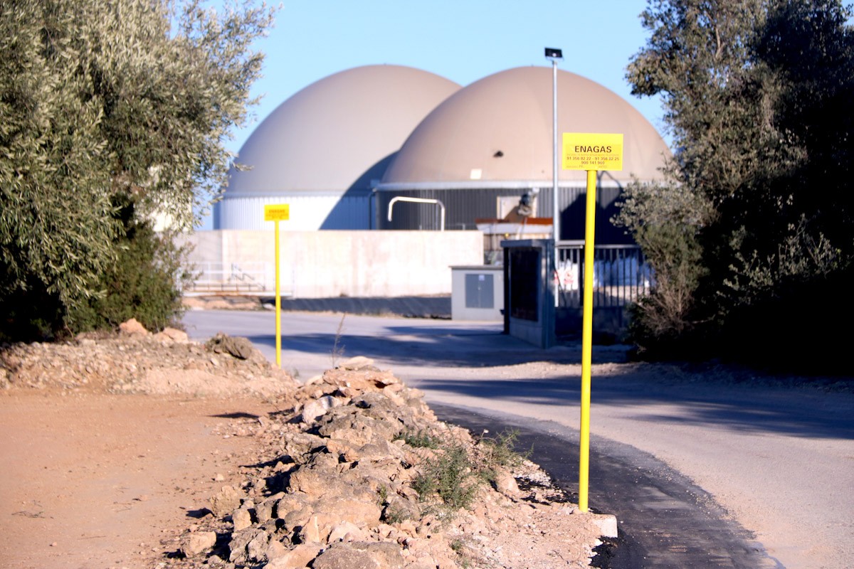 La planta de Biometagás la Galera, al fons, amb el ramal de conneixó al gasodcute paral·lel al camí d'accés  