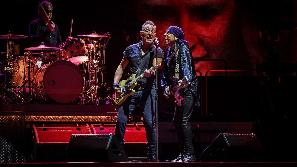 Bruce Springsteen i Steven Van Zandt durant el concert a l'Estadi Olímpic de Barcelona