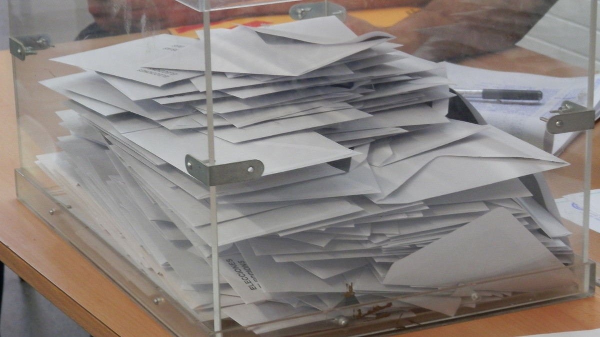 Imatge d'arxiu d'una urna plena de vots.