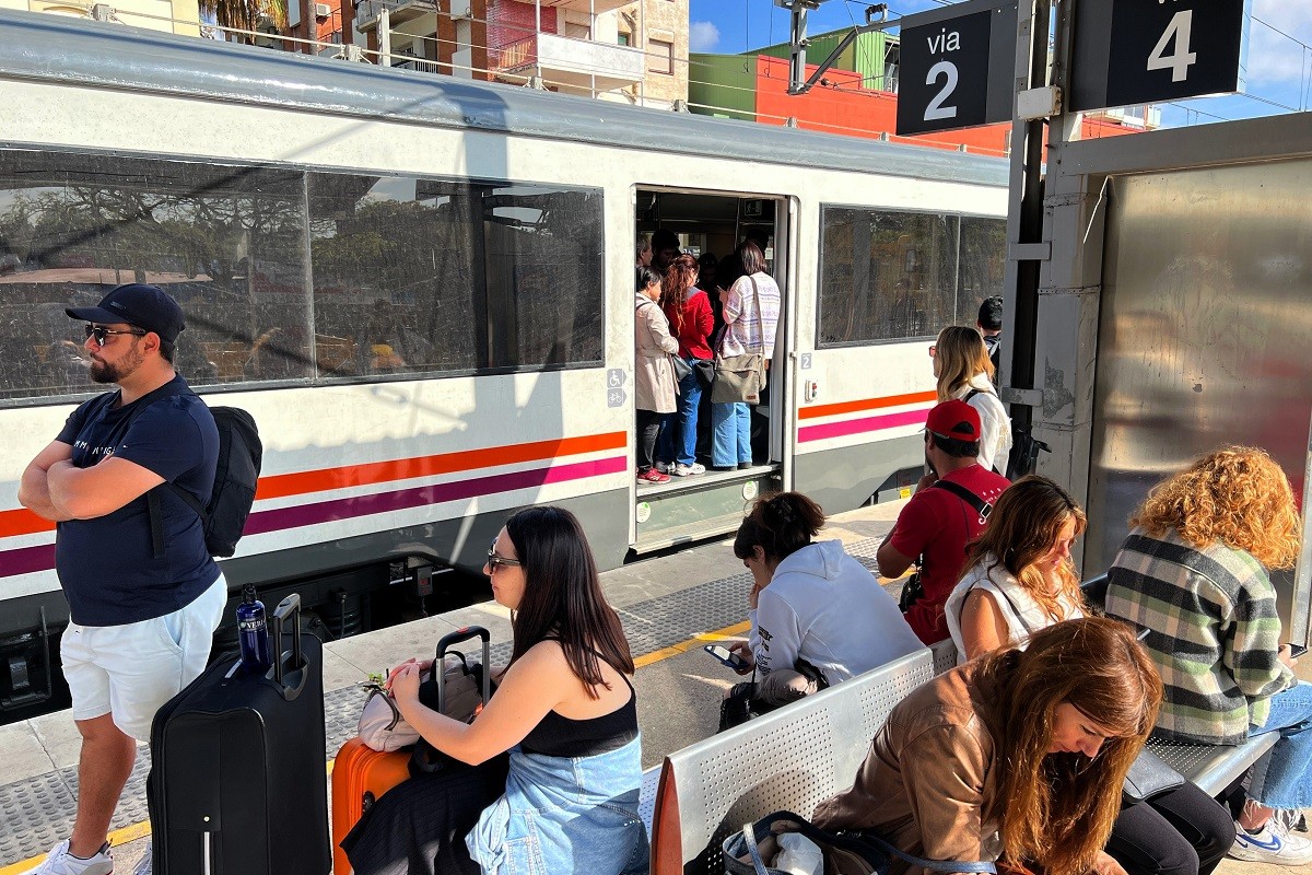 Passatgers esperant a l'estació de Castelldefels de l'R2 de Rodalies aquest dimarts