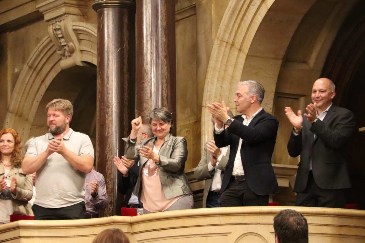 Alcaldes del Lluçanès durant la votació al Parlament.