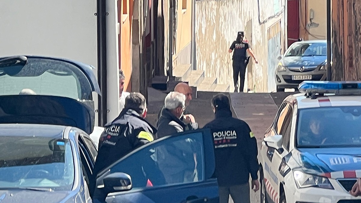 L'escorcoll de dimarts a la casa del detingut al carrer Sant Martí de Sant Hipòlit de Voltregà.