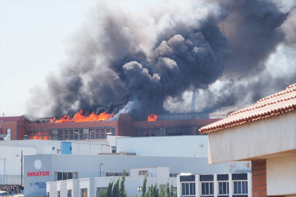 Els Bombers treballen en l'extinció d'un incendi a Rubí