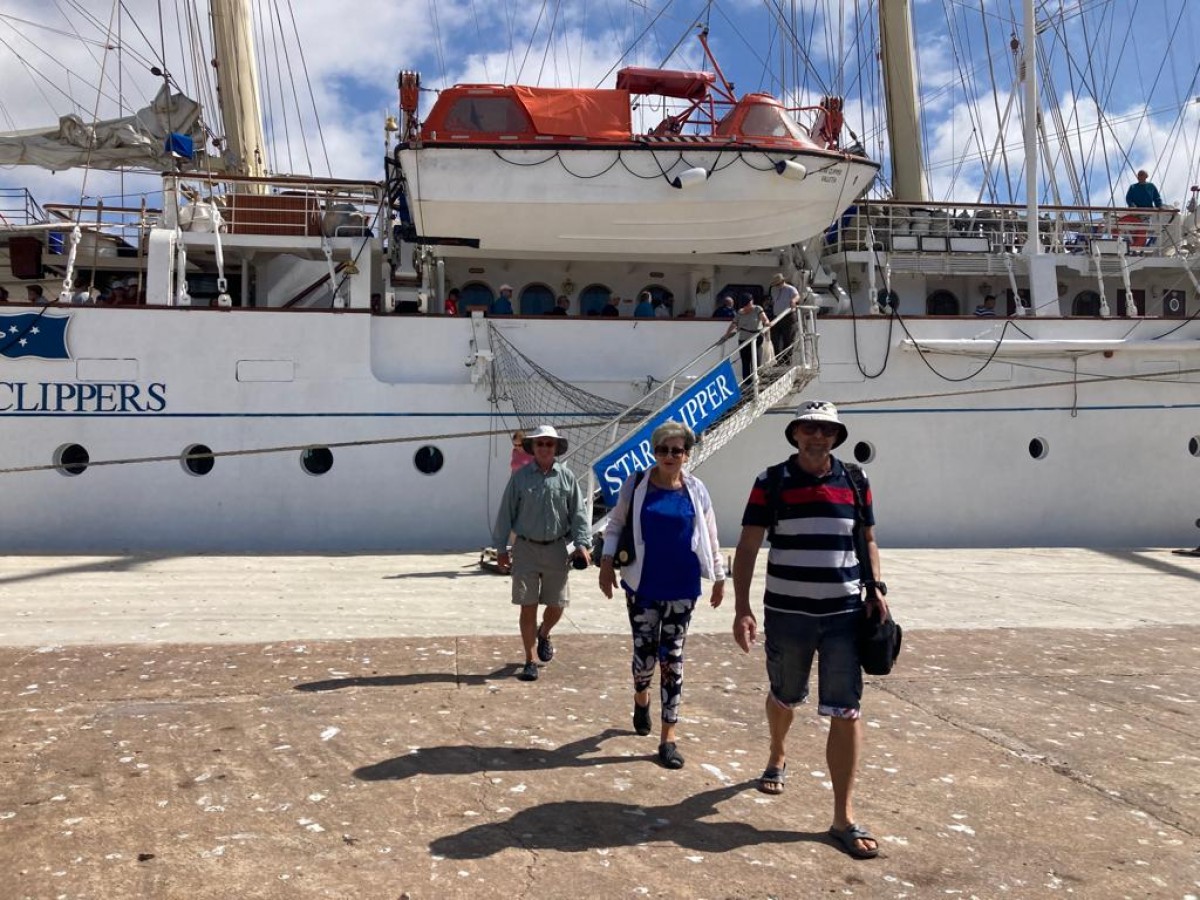 Passatgers del creuer Star Clipper arribant a la Ràpita .