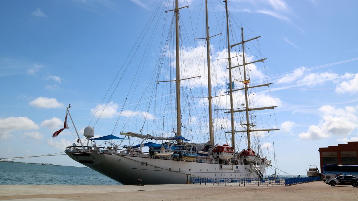 Imatge del veler que ha arribat a la Ràpita.