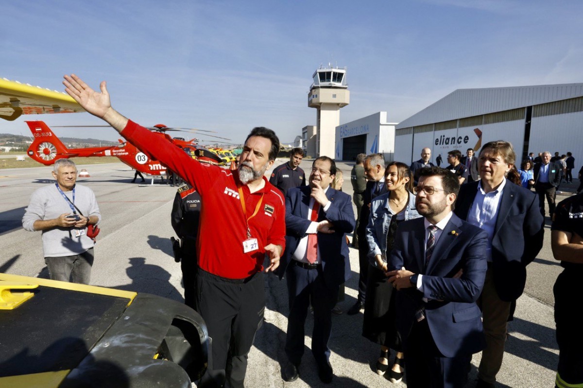 El president Pere Aragonès visitant les unitats aèries a l'aeroport de Sabadell 