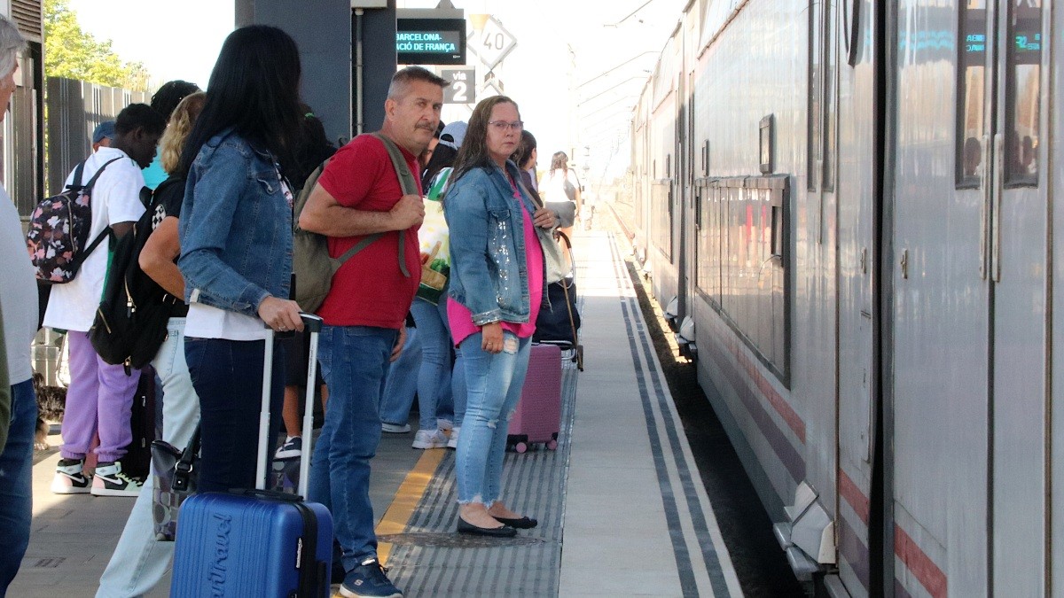 Usuaris de la xarxa de Rodalies, esperant un tren.