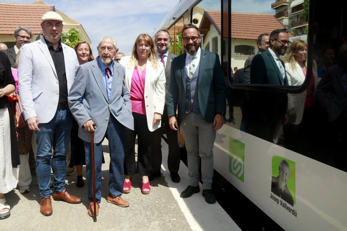 L'escriptor Josep Vallverdú al bateig d'un tren de FGC amb el seu nom a Balaguer, acompanyat dels consellers Juli Fernàndez i Natàlia Garriga, i el president de FGC, Toni Segarra.