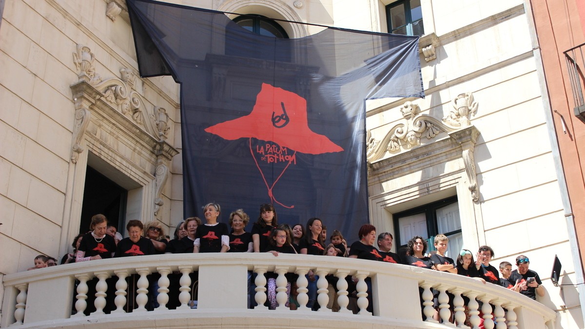 La primera samarreta de la Patum s'ha desplegat a l'Ajuntament de Berga, juntament amb els protagonistes de la campanya