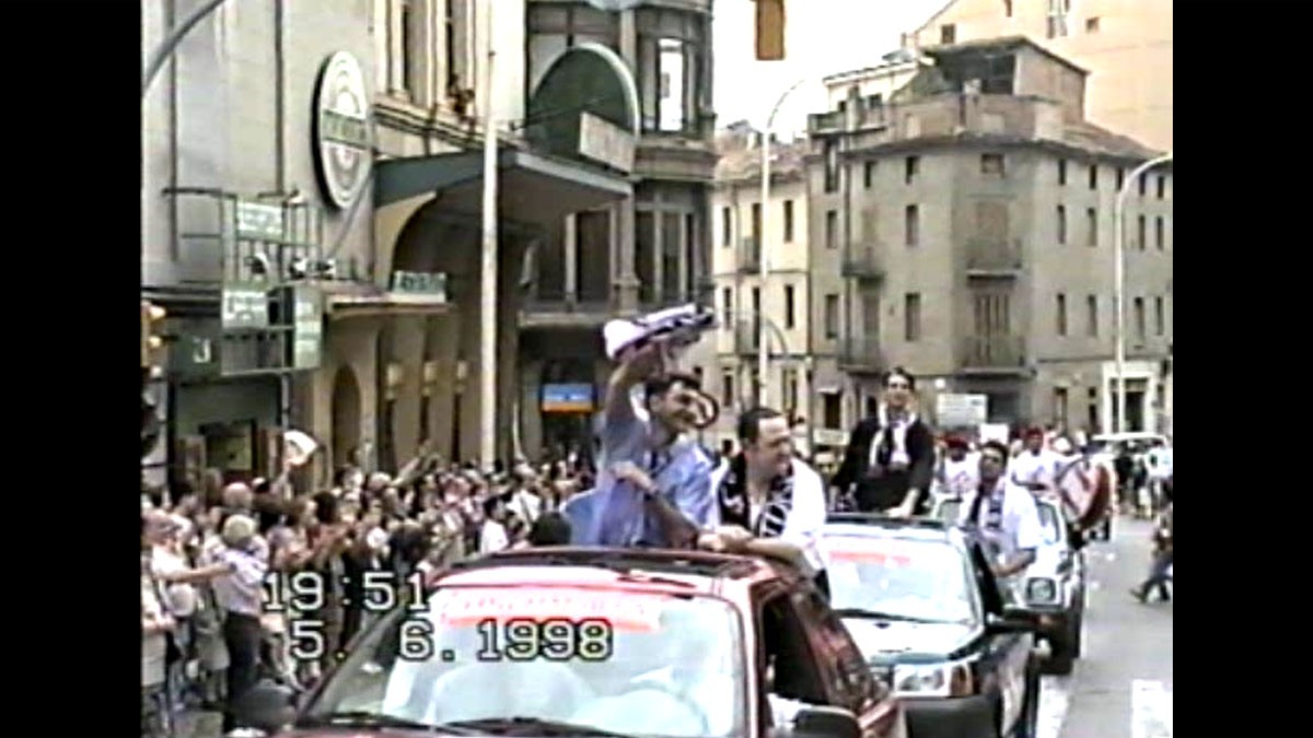 Joan Creus saludant l'afició des del cotxe a la Muralla Sant Domènec