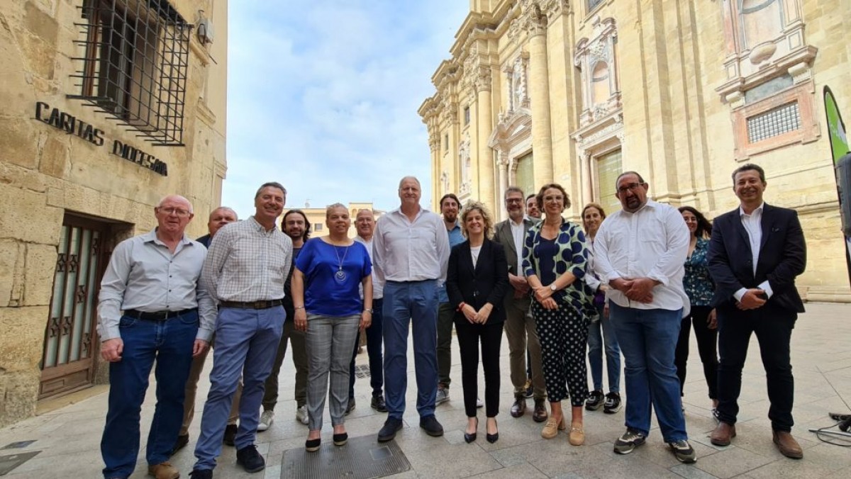 L'equip de Junts per Tortosa davant de la renovada façana de la Catedral on tenen lloc els mappings 