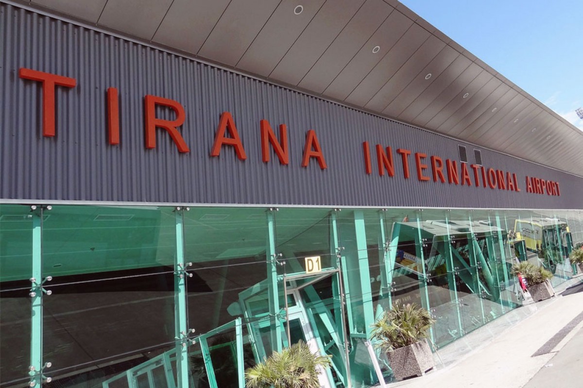 Exterior de la terminal de l'aeroport de Tirana.