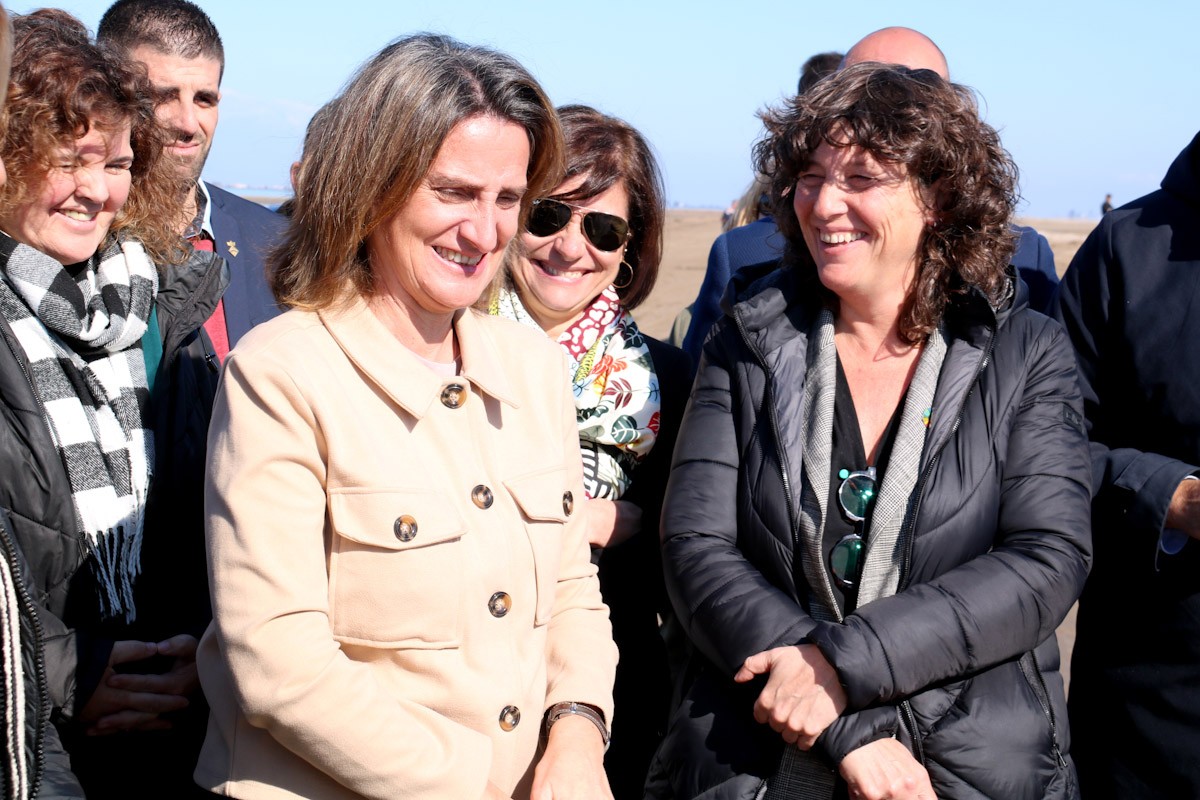 La ministra Ribera i al consellera Jordà somrient durant la seva visita a la barra del Trabucador  