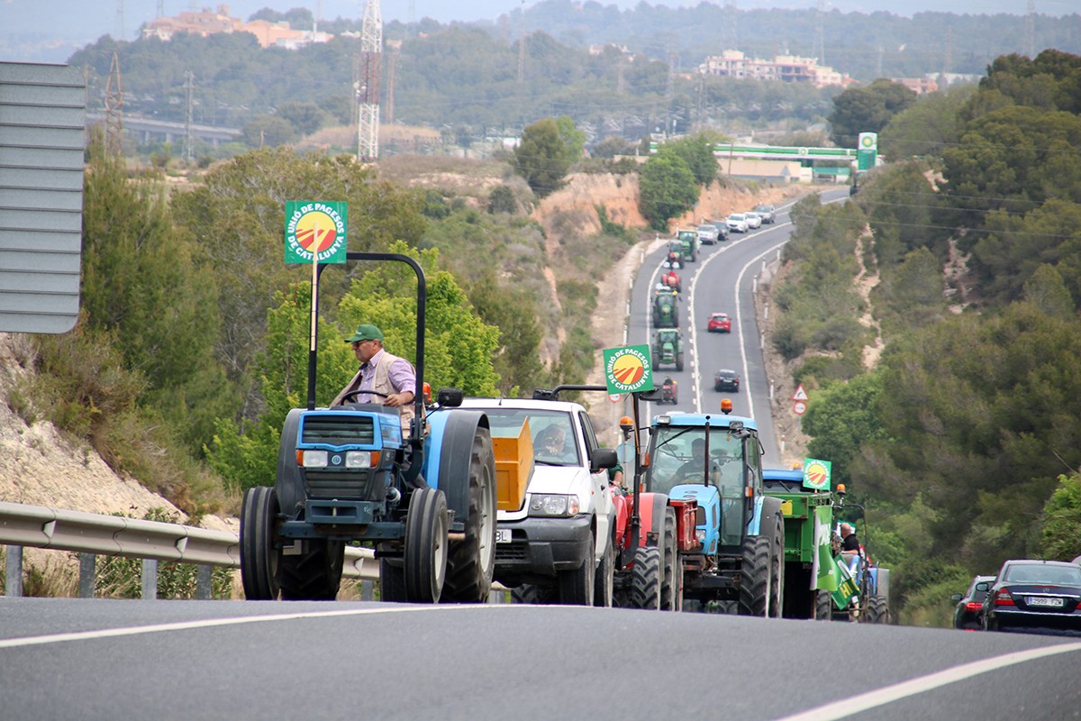 Pagesos conduint tractors per l'N-240 entre el Morell i Tarragona en la protesta organitzada per Unió de Pagesos per denunciar la situació de la pagesia.