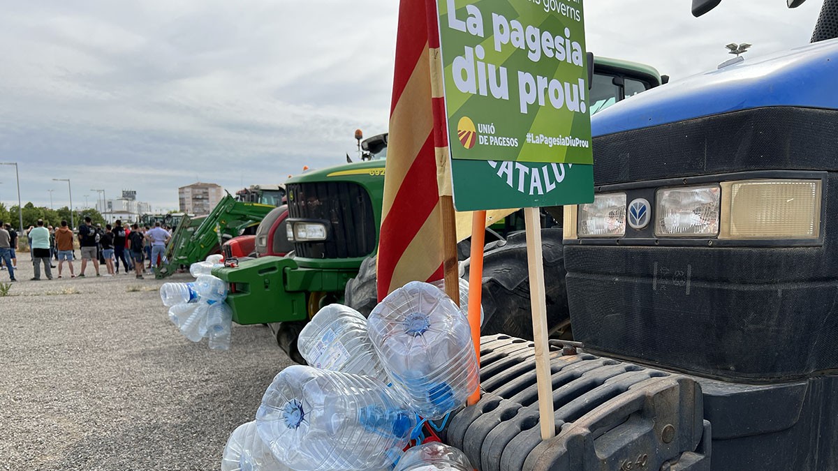 Concentració dels tractors a Lleida amb garrafes d'aigua buides