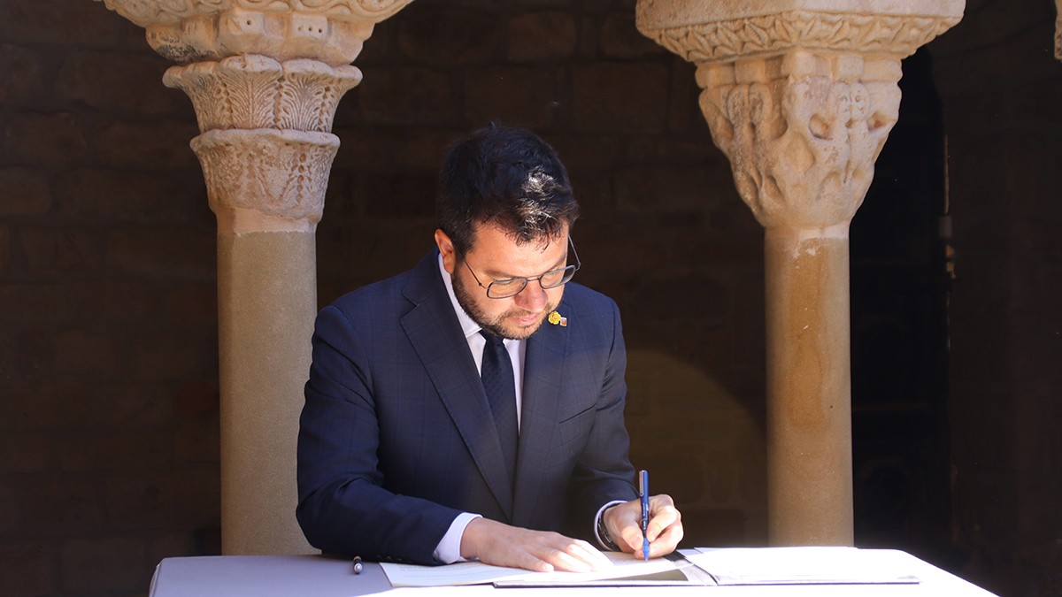 El president de la Generalitat, Pere Aragonès, ha signat el document de creació de la 43a comarca de Catalunya al monestir de Lluçà.