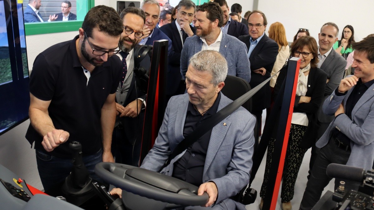El conseller d'Educació, Josep Gonzàlez-Cambray, ha pujat al simulador de conducció de l'Institut Pere Martell.