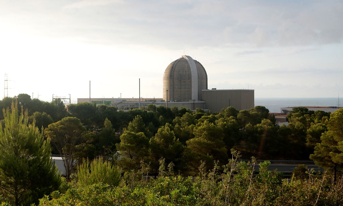 Exterior de la central nuclear de Vandellòs.