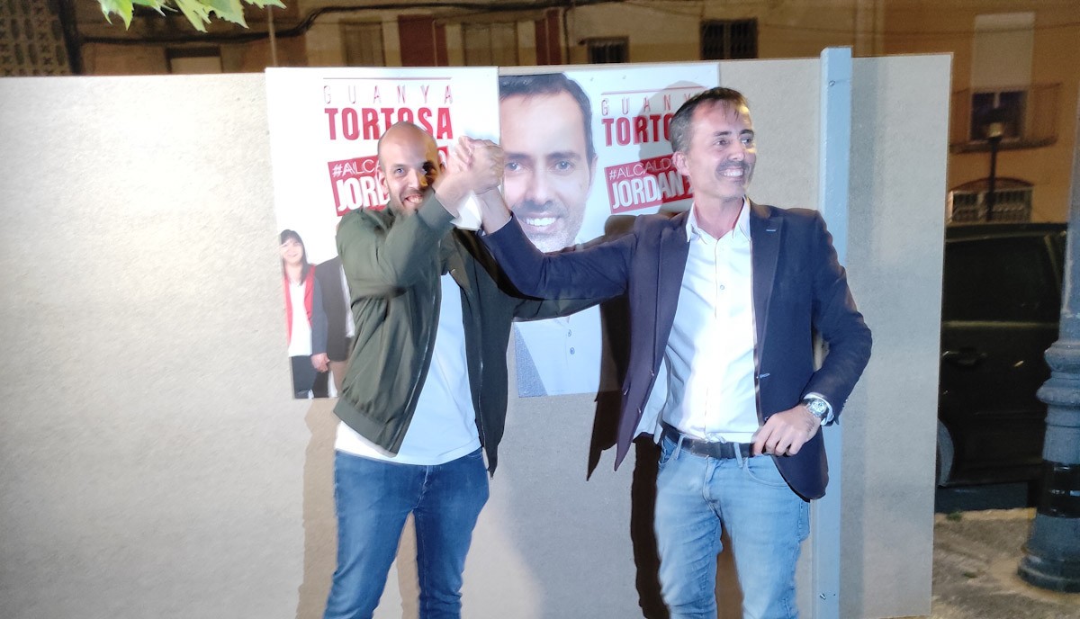 Jordi Jordan i Víctor Grau durant l'enganxada dels primers cartells electorals a la Plaça de la Immaculada de Remolins 