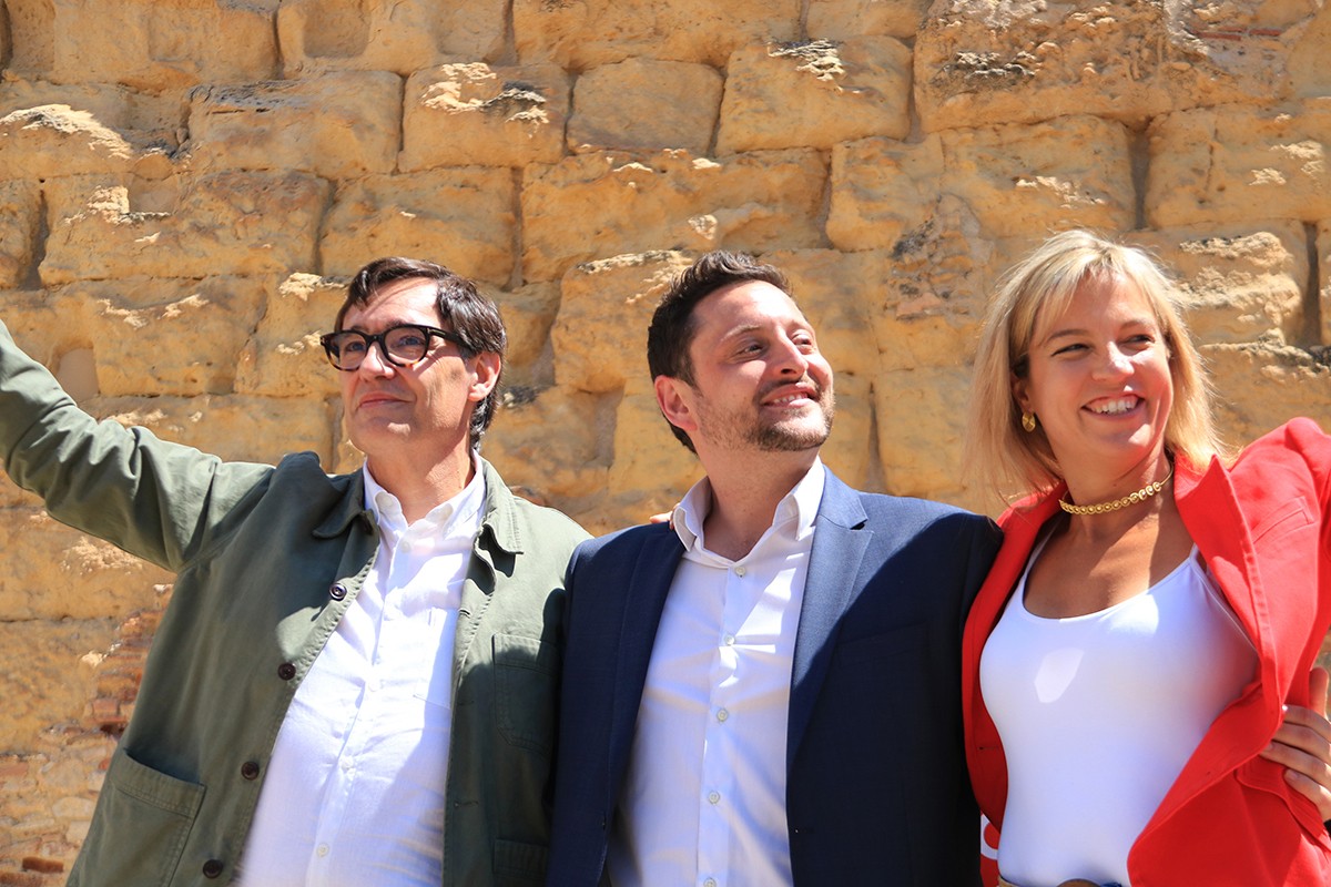 El primer secretari del PSC, Salvador Illa, el candidat del PSC a l’alcaldia de Tarragona, Rubén Viñuales i la número dos de la llista tarragonina, Montse Adán.