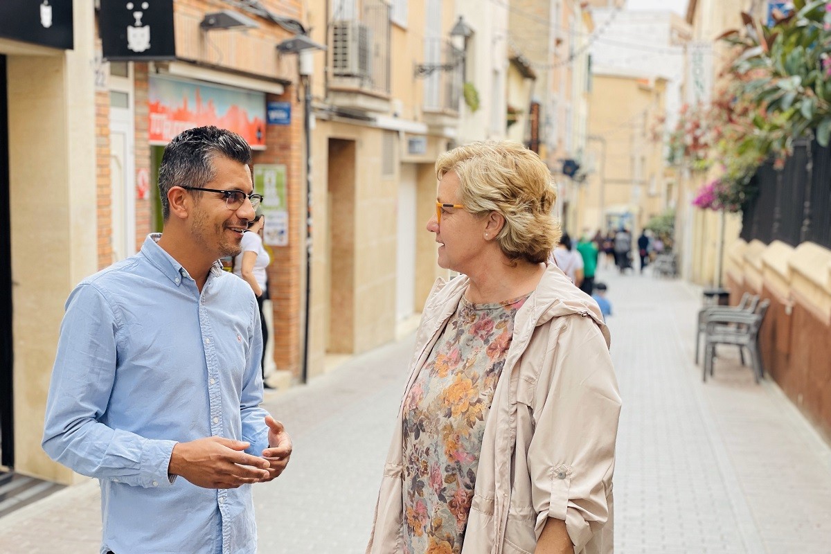 Ivan Vila conversa amb l'agent de Mossos d'Esquadra jubilada, Magda Vives