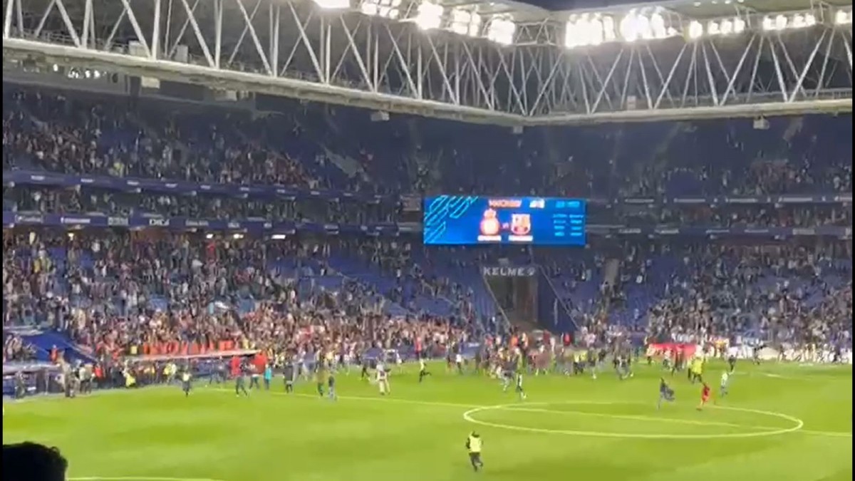 Imatge d'aficionats de l'Espanyol al camp al final del partit. 