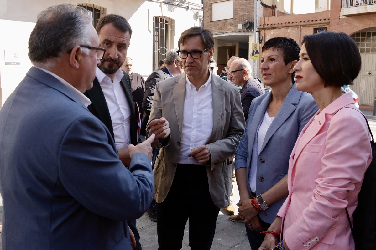 Salvador Illa, amb les alcaldesses Núria Parlon i Filo Cañete, l'alcalde Ruben Guijarro, i el candidat a Montcada, Bartolomé Egea