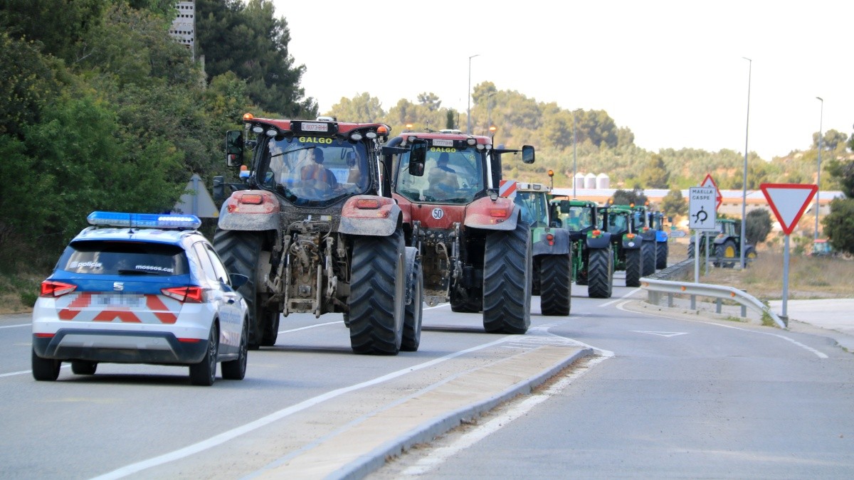 Columna de tractors sortint de Batea en direcció a Saragossa a protestar a la CHE per la gestió de l'aigua.