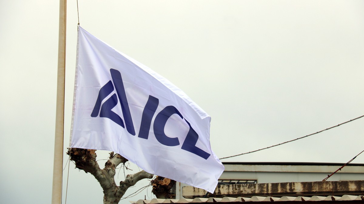La bandera d'ICL a mig pal després de l'accident mortal