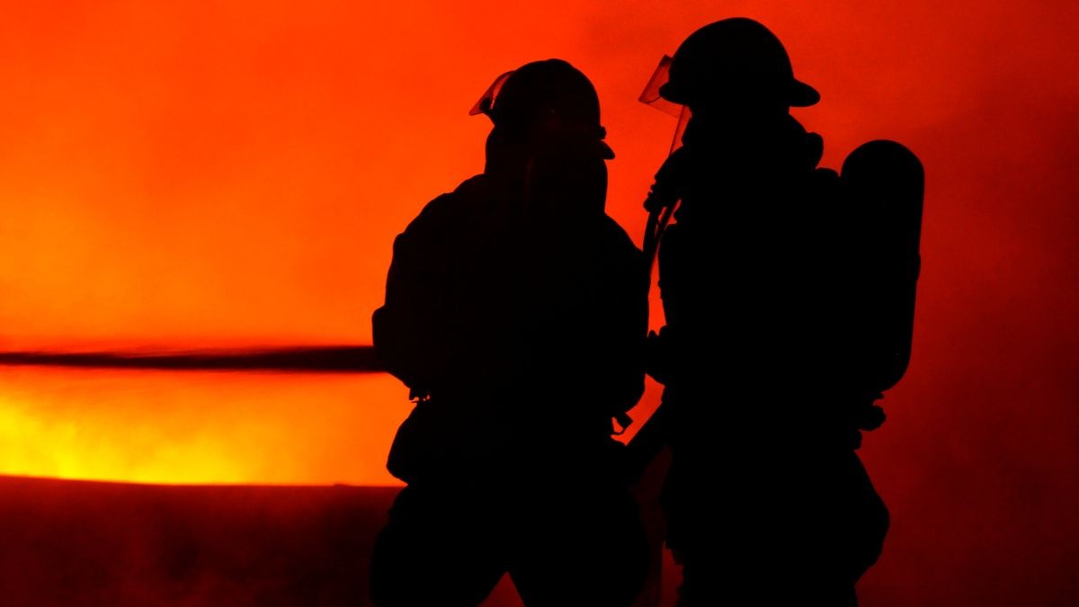 Imatge d'arxiu d'uns bombers treballant en un incendi.