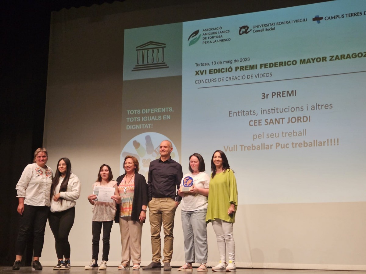 Alumnes i professors del Centre d'Educació Especial recollint un dels Premis Federico Mayor Zaragoza 