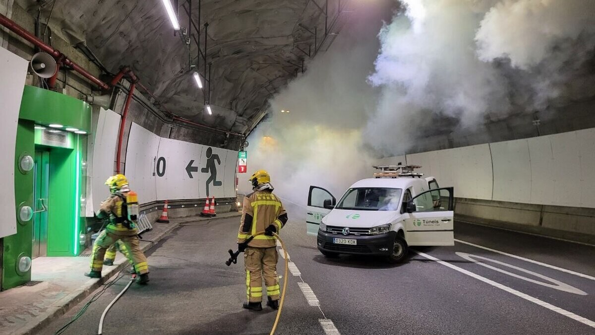 Dos agents del cos de Bombers intervenen en el simulacre al Túnel del Cadí