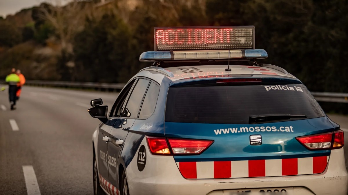 Imatge d'un vehicle dels Mossos d'Esquadra senyalitzant una accident.