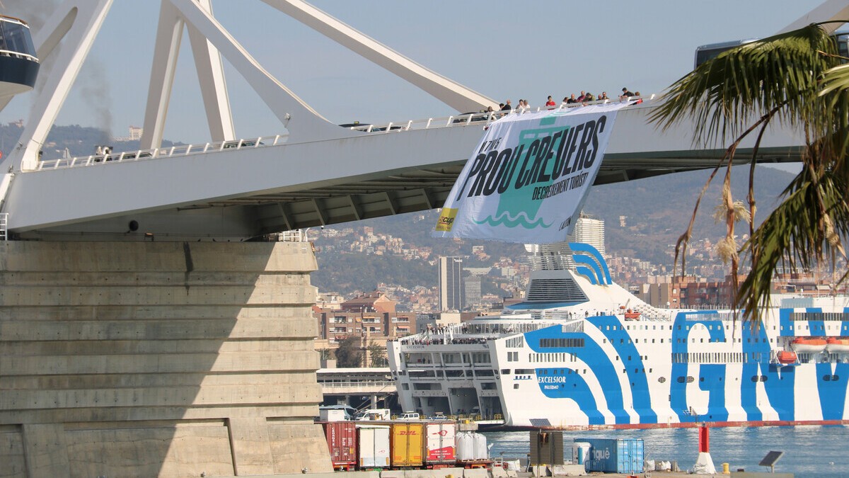 La pancarta desplegada aquest divendres per la CUP al Port de Barcelona