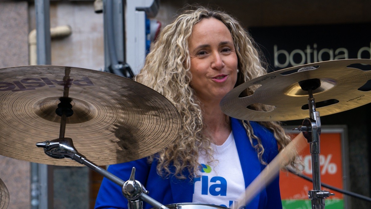 Sònia Gutiérrez, tocant la bateria a la Plaça Perpinyà.