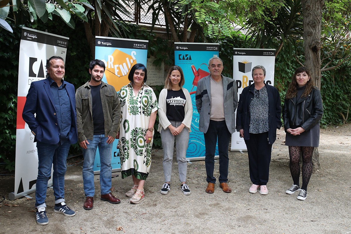Els guanyadors dels Premis Ciutat de Tarragona, amb la regidora de Cultura i la vicepresidenta d'Òmnium Cultural, una membre del Centre de Normalització Lingüística i el director de Cossetània.