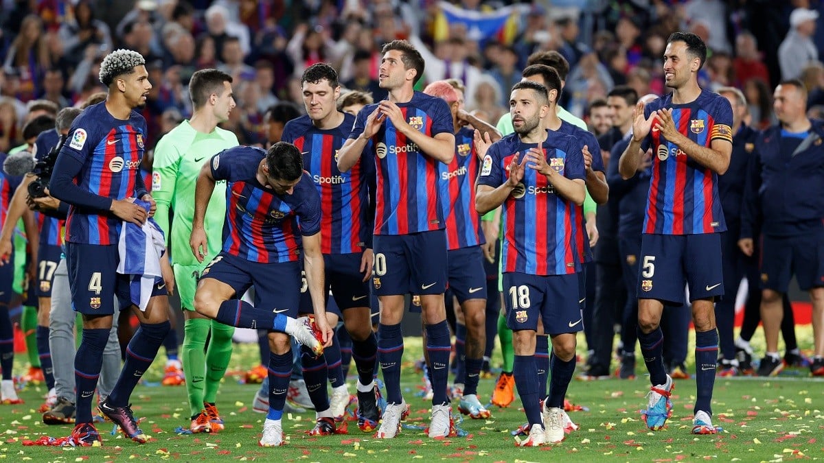 Els jugadors del Barça celebrant el títol al Camp Nou