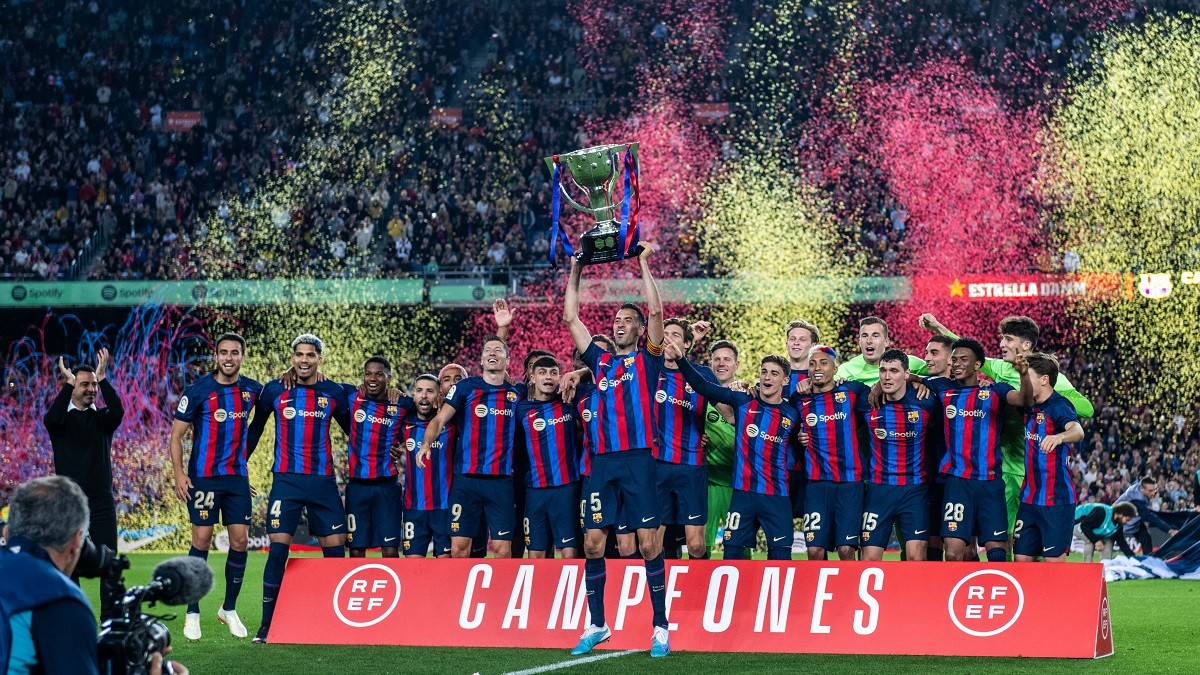 Els jugadors del Barça celebrant el títol al Camp Nou
