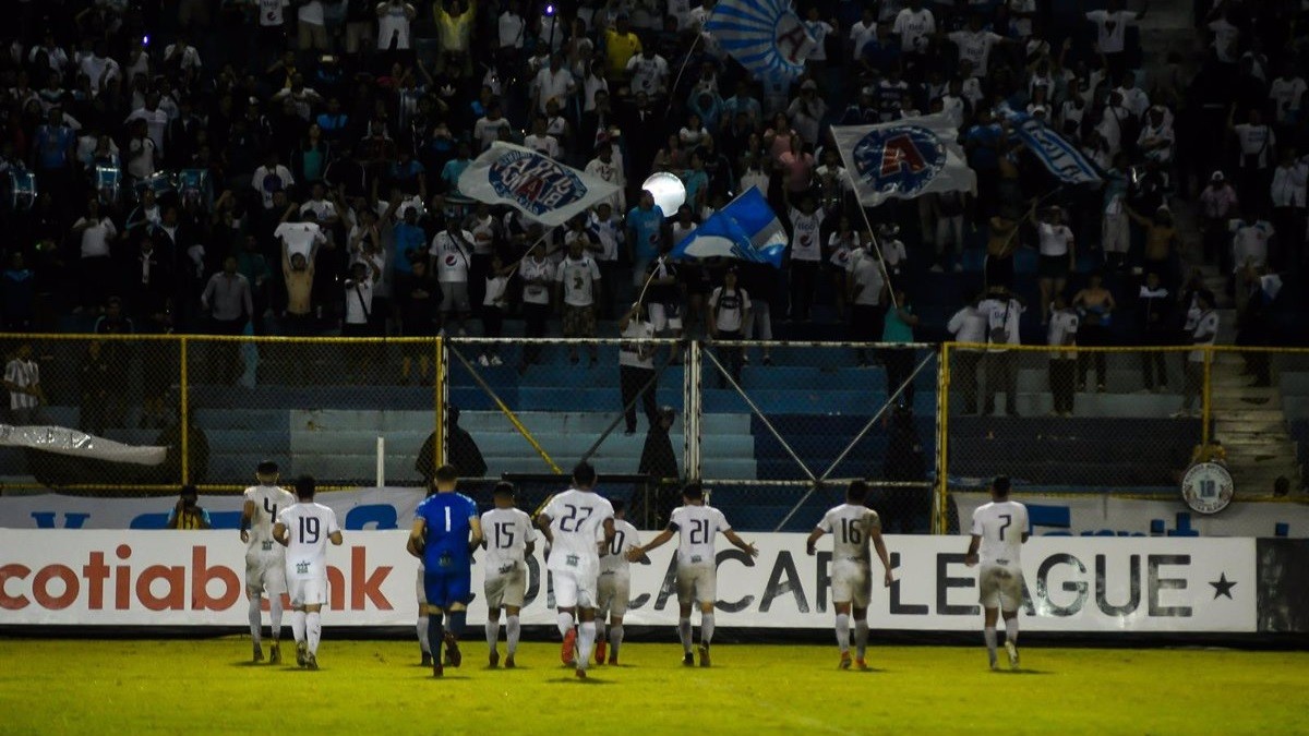 Afició i jugadors a l'estadi de l'Alianza, on s'ha produit la tragèdia
