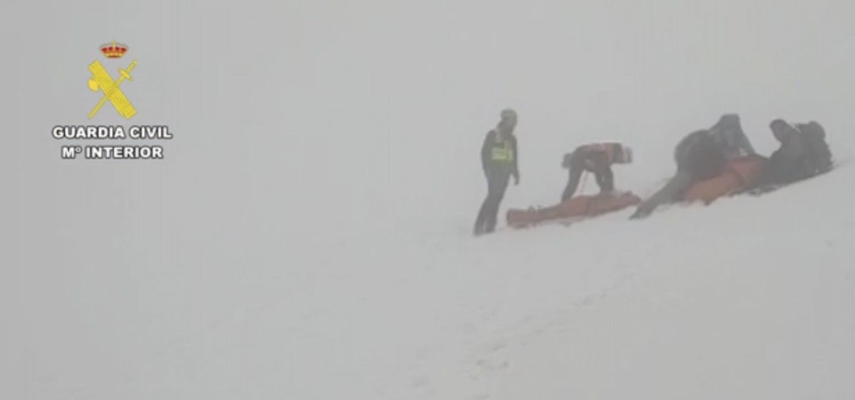 Els equips de rescat al costat del cadàver a la muntanya de la Gran Facha