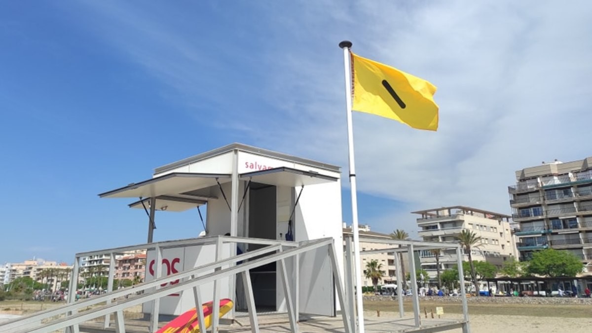 Una de les noves banderes d'avís de les platges de Calafell.