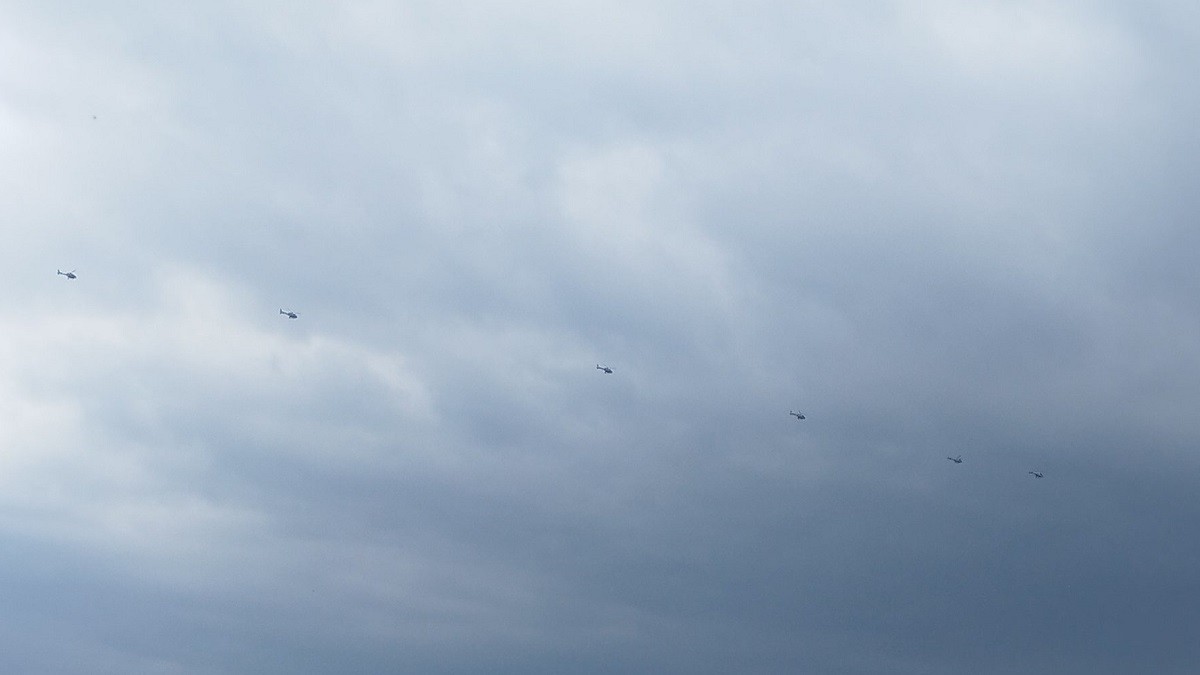Els sis helicòpters, volant en formació.