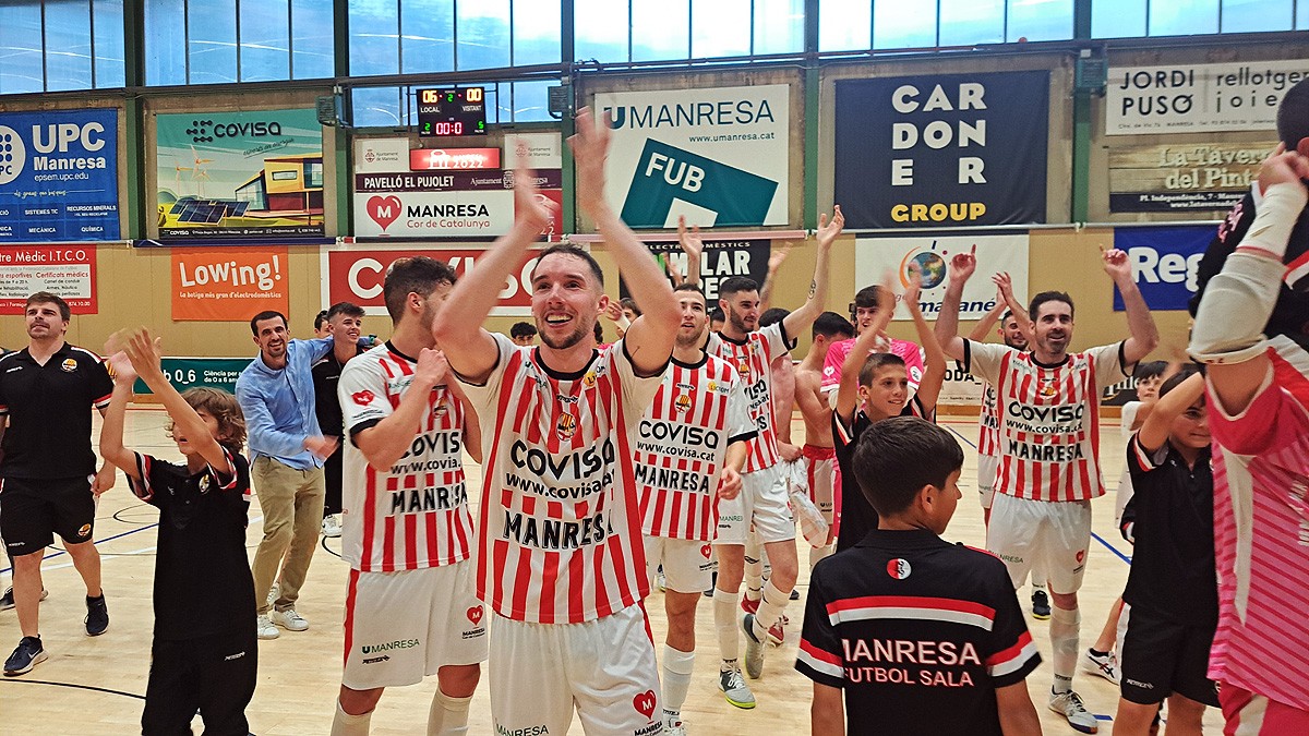 Els jugadors del Covisa Manresa celebrant la victòria contra el Cerdanyola