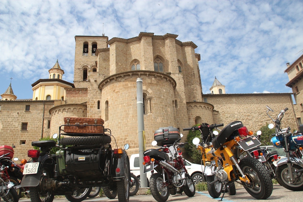 Un grup de motos aparcades davant la Catedral de Solsona