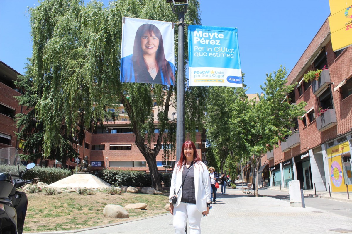 L'alcaldable Mayte Pérez sota el cartell electoral