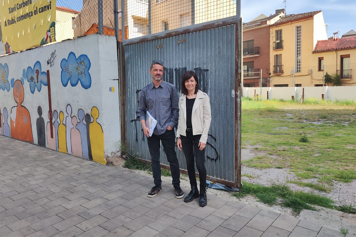 Montse Soler i Joan Puntí, davant del solar d'ERC on proposen construir habitatge social