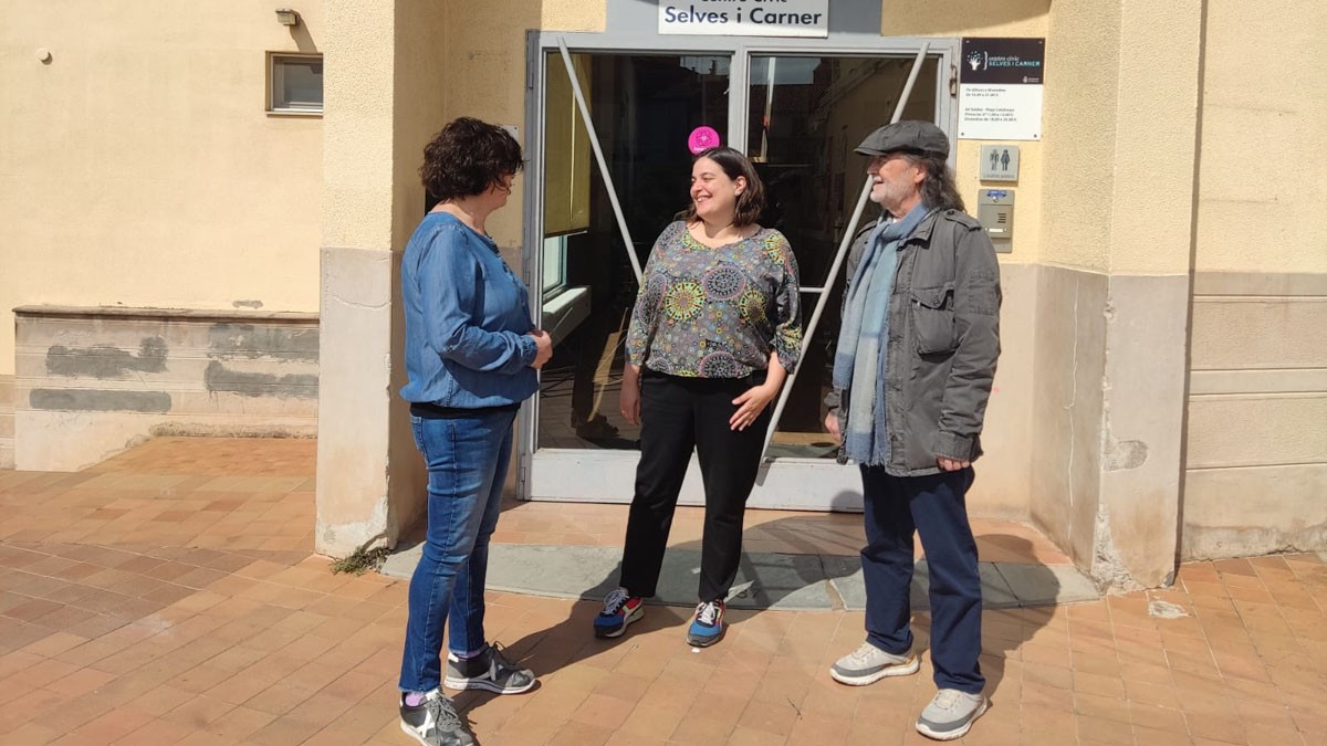 Laura Massana, Ana Querol i Víctor Prat davant del Centre Cívic Selves i Carner