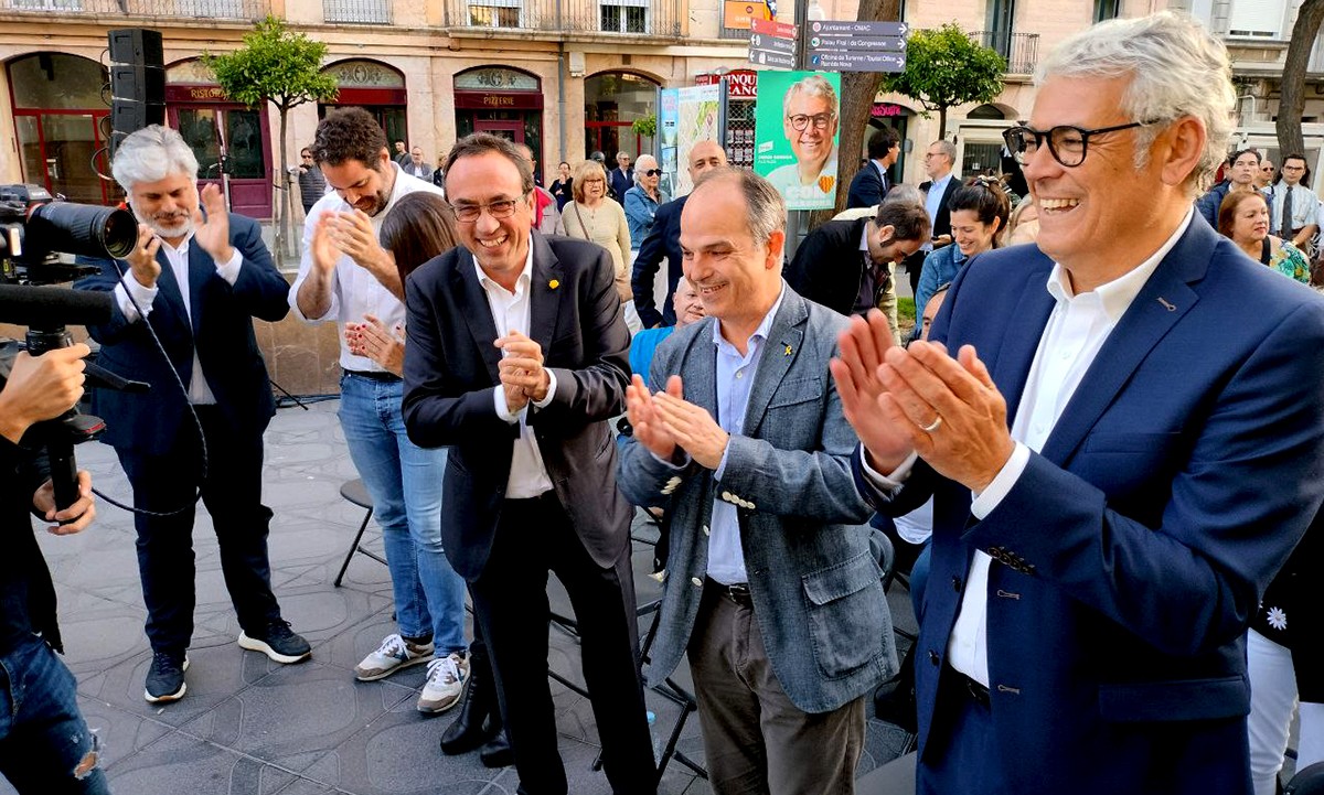 Jordi Sendra, alcaldable de Junts a Tarragona, amb els representants del partit a Catalunya, aquest dimarts a la Rambla Nova.